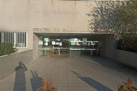 Fachada moderna del Centro de Salud Sardinero