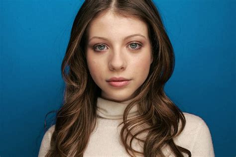 Fotografía de Michelle Trachtenberg en su juventud, destacando su paso por 