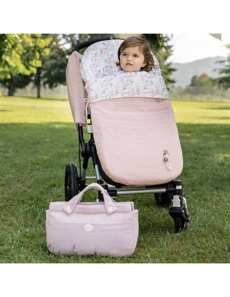 Foto de un saco universal para silla de paseo Interbaby en Carrefour, con un bebé dentro