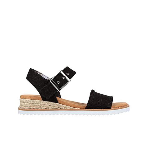 Sandalias Skechers BOBS Desert Kiss de cuña baja con vestido blanco