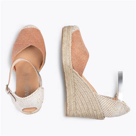 Variedad de sandalias de cuña en diferentes colores y estilos