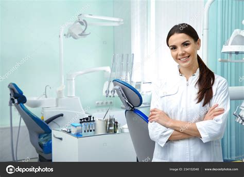 Imagen de un dentista trabajando en una clínica dental