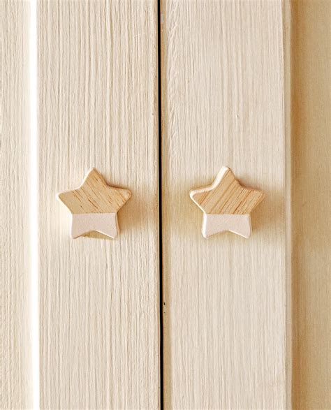 Detalle de tiradores en forma de estrella en muebles Alondra