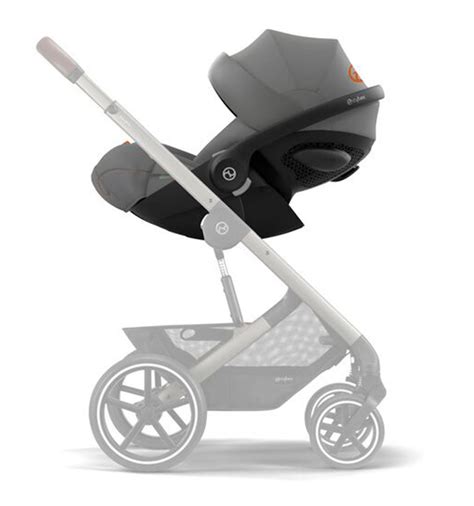 Imagen de un bebé en una silla de coche CYBEX T-Line con enfoque en la seguridad y el confort.
