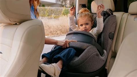 Infografía comparando la seguridad de diferentes modelos de sillas CYBEX, incluyendo Anoris T2 i-Size Plus y Sirona Ti.