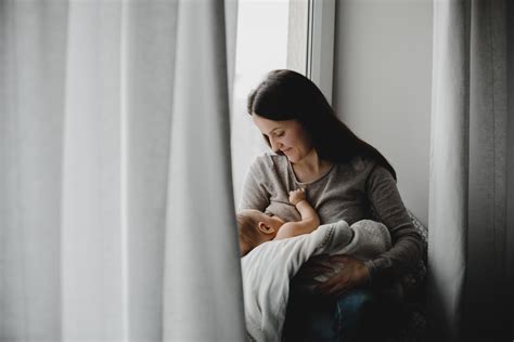 Dos matronas asesorando a una madre en lactancia en Girona