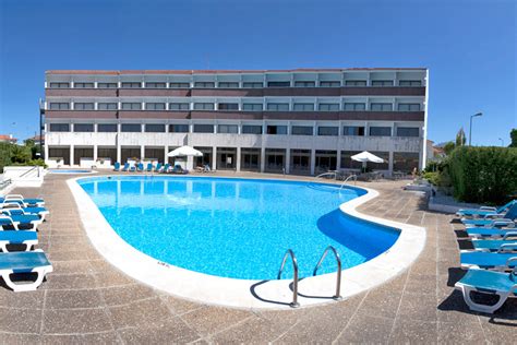 Fotografía del Hotel Meia Lua en Ovar, destacando su piscina exterior