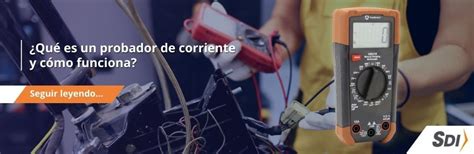 Comparativa visual de un probador físico tradicional y una interfaz de un cambiador de ropa virtual en una pantalla.