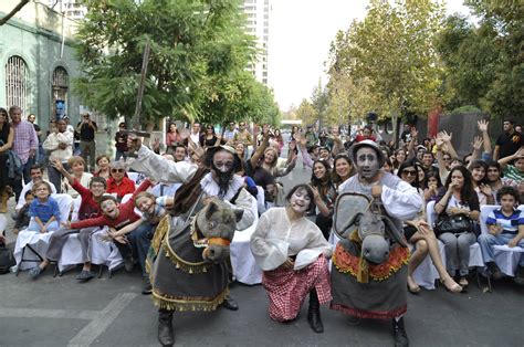 Fotografía temática de teatro de calle en una plaza histórica