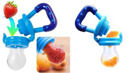 Foto de bebé utilizando un chupete para frutas.