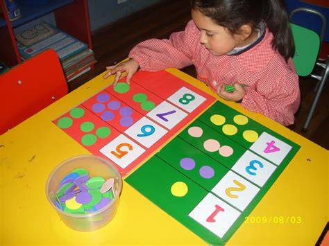 Niños manipulando materiales didácticos de matemáticas en Entusias-Mat