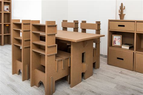 Diversidad de muebles de cartón: sillas, mesas y estanterías