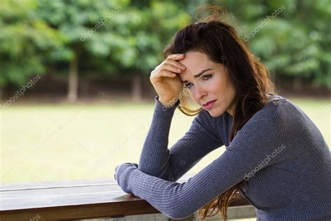 Foto de una mujer preocupada o pensativa