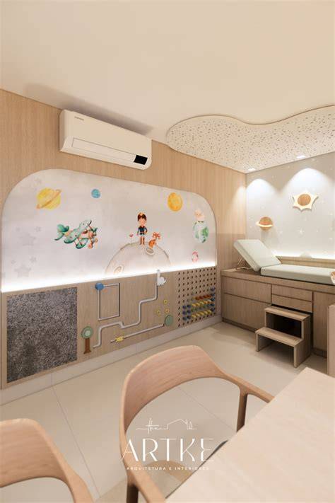 Interior moderno de una clínica pediátrica, con áreas de juego para niños