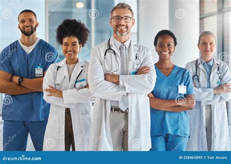 Foto de un equipo médico sonriente y profesional en un entorno de clínica