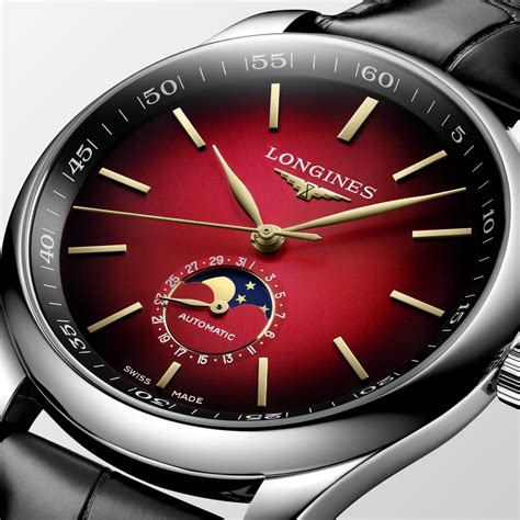 Detalle de las asas y solapa del bolso de fieltro sujetas con pespunte