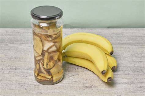 Frasco con cáscaras de plátano sumergidas en agua para fermentación