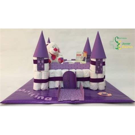 Foto de un castillo de pañales personalizado con el nombre de un bebé y elementos decorativos