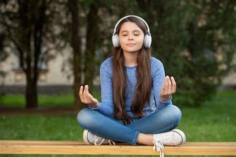 Persona escuchando música y meditando durante quimioterapia