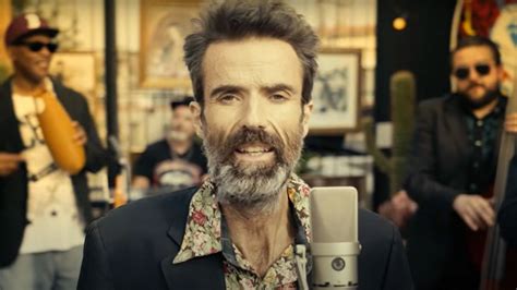 Pau Donés actuando con Jarabe de Palo