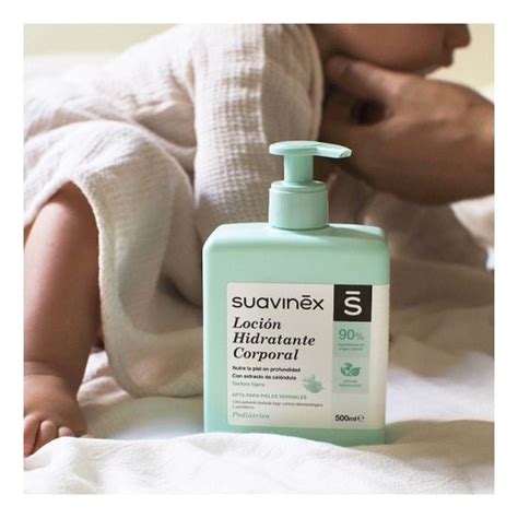 Bebé recibiendo un masaje con loción hidratante Suavinex