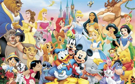 Variedad de biberones Nuk con personajes de Disney y accesorios de limpieza.