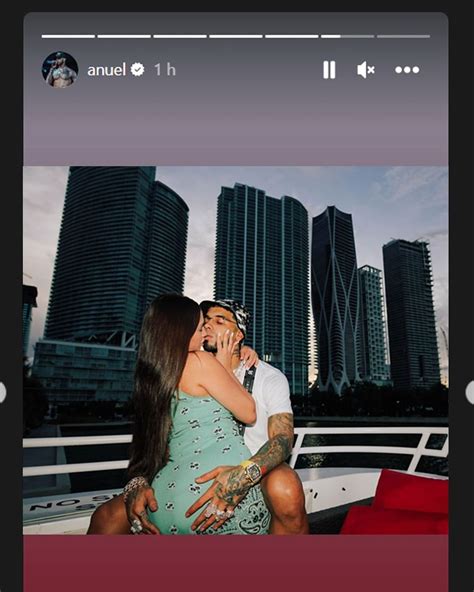 Anuel AA besando el vientre de Laury Saavedra en una sesión fotográfica