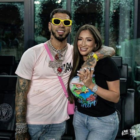 Laury Saavedra con un look Christian Dior mostrando su embarazo