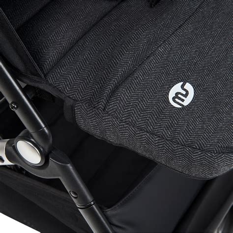 Detalle del asiento acolchado y la capota extensible de la Silla de Paseo Ping Two