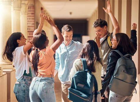 Estudiantes universitarios participando en actividades de descubrimiento vocacional