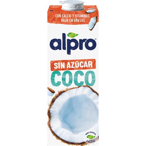 Foto de envase de bebida de coco Alpro con un entorno tropical