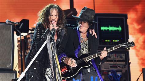 Fotografía de archivo de Steven Tyler junto a Joe Perry en el escenario