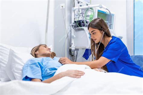 Enfermera atendiendo a un paciente en un centro de salud