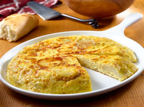Plato de tortilla española con trozos de queso de Burgos