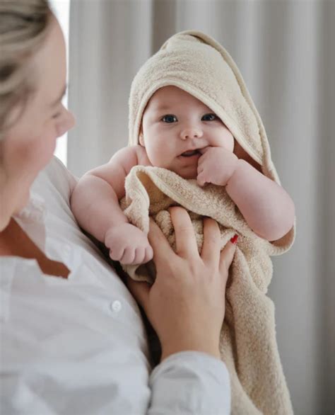 Bebé envuelto en una capa de baño suave y personalizada
