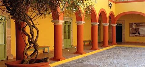 Fachada de la casa natal de José Alfredo Jiménez en Dolores Hidalgo, Guanajuato, con arquitectura tradicional de adobe y vigas de madera.
