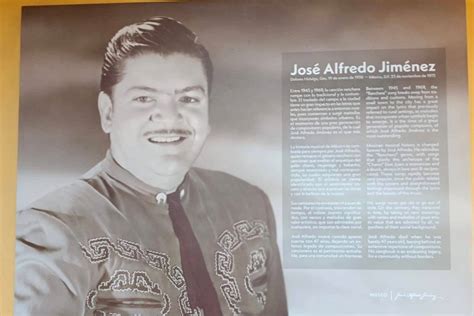 Fotografía de archivo de José Alfredo Jiménez en un escenario, posiblemente durante una presentación musical.