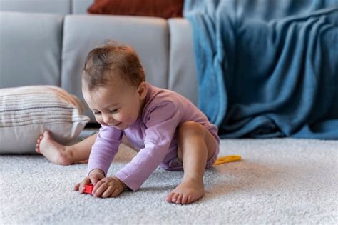 Foto: Bebé jugando en el suelo con juguetes de estimulación