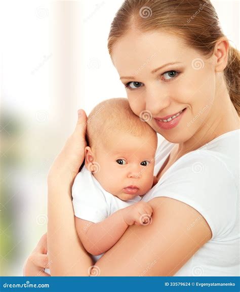 Foto de una madre con un bebé en brazos, mostrando preocupación