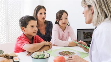 Ilustración de un pediatra o nutricionista infantil hablando con una madre