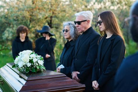 foto temática de un ritual de entierro de placenta bajo un árbol