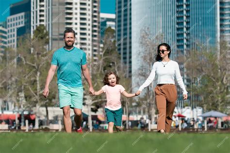 Familia paseando con una silla Cybex en la ciudad