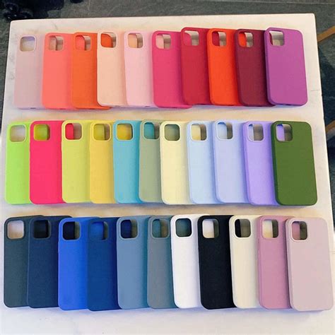 Muestra de fundas de silicona personalizadas con diferentes colores y logotipos de marca