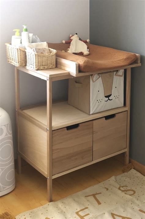 Imagen de un mueble cambiador con compartimentos de almacenaje