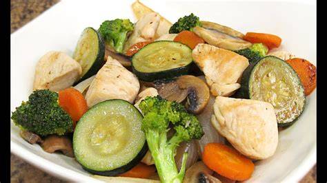 Foto de verduras y pollo cociéndose al vapor