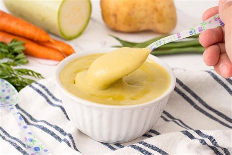 Foto de papilla de pollo con verduras en un cuenco