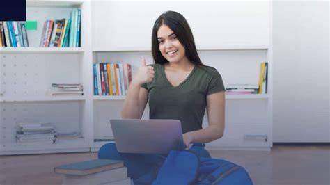 alumna escribiendo un resumen