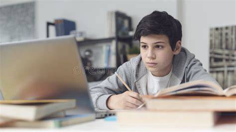 estudiante concentrado en sus apuntes de Lengua