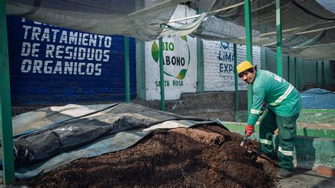 Planta de tratamiento de residuos orgánicos en un mercado público, con procesos de bioconversión y digestión anaerobia.