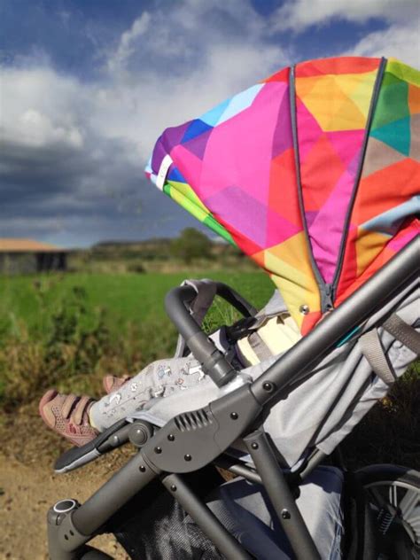 Foto panorámica de una silla de paseo todoterreno en un camino de tierra